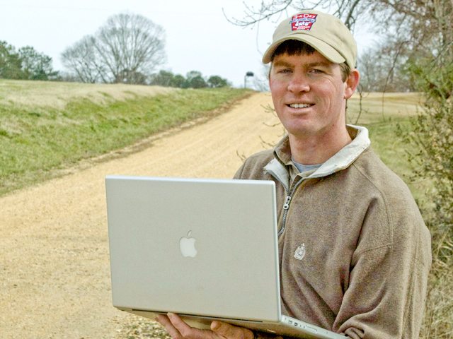 The lack of a web presence can have an impact on a farm&#039;s ability to hire workers. (DTN/The Progressive Farmer file photo)